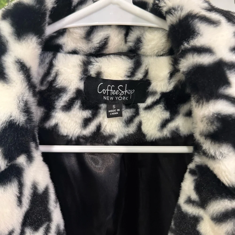 CoffeeShop Faux Fur Walker Coat in Black and White Houndstooth Plaid - Picture 3 of 7